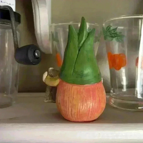 Shelf Gnome - Onion gnome - Don’t Cry Baby - Picture 2 of 4